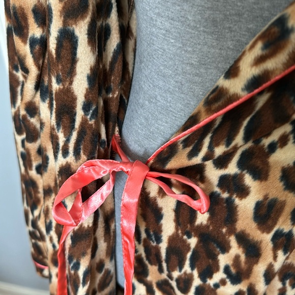 NWOT Hannah Lounge Animal Print Robe - Picture 3 of 11